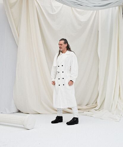 Dioni luce gabardina y pantalón blancos de algodón técnico.