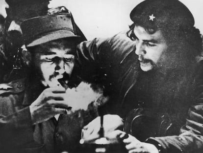 O líder revolucionário cubano Fidel Castro (à esquerda) acende um cigarro ao lado de Ernesto Guevara, nos primeiros dias de sua campanha guerrilheira em Serra Mestre, em 1956.