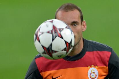 Sneijder, del Galatasaray, observa el balón durante el entrenamiento en Turín.