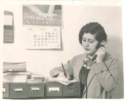 Josefina Carabias toma notas al teléfono en 1931.
