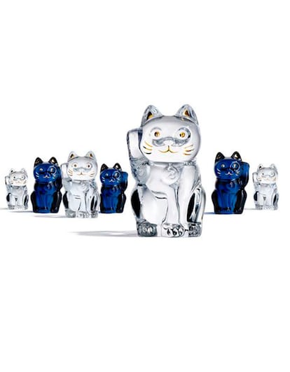 Gatitos de la suerte de cristal de Maneki Neko (c.p.v.).