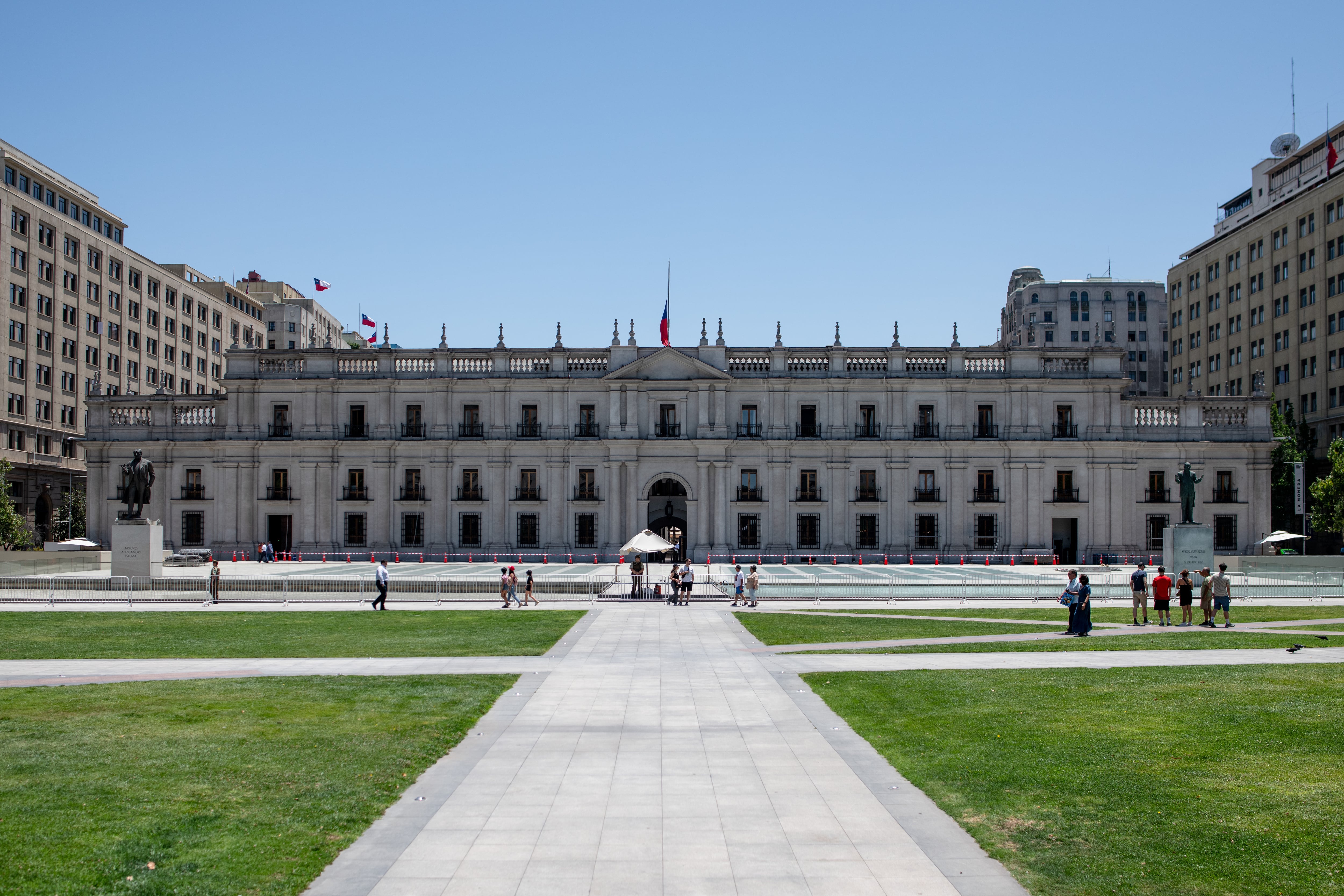 El mito del gran tamaño del Estado chileno: en empleo público, gasto gubernamental y recaudación está por debajo del promedio OCDE