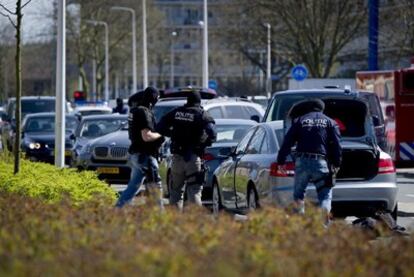 La policía llega a un centro comercial de la localidad holandesa de Alphen aan den Rijn, donde al menos cuatro personas murieron y otras nueve fueron heridas en un tiroteo ocurrido hoy.