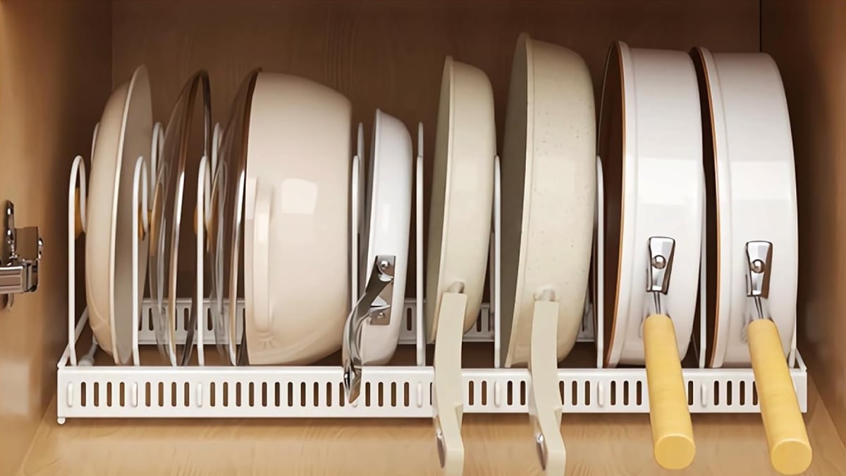 Adiós a apilar sartenes y rayar el antiadherente: el soporte extensible que organiza tu mueble de la cocina