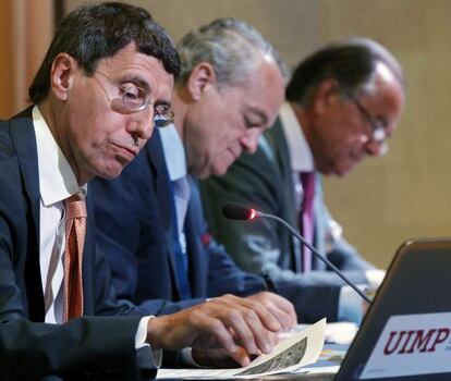 De izquierda a derecha, el consejero delegado de Orange, Jean Marc Vignolles, el presidente de Logica España, José Manuel de la Riva y el de la patronal tecnológica Ametic, Jesús Banegas.