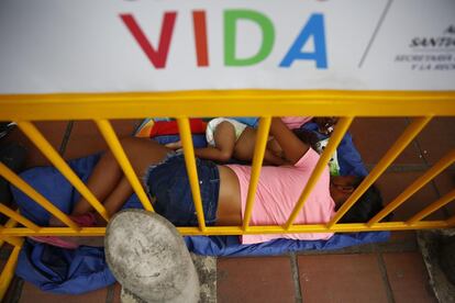 Una mujer venezolana amamanta a su bebé, mientras espera para volver voluntariamente a Venezuela, en Cali (Colombia).