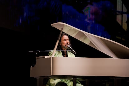 El compositor mexicano toca el piano durante el concierto del domingo pasado, en Los Ángeles (California).
