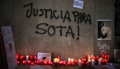 Altar en la fachada del Ayuntamiento de Barcelona, en recuerdo de Sota.