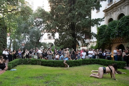 Un momento de la 'performance' erótica en el centenario palacio de Buenos Aires.