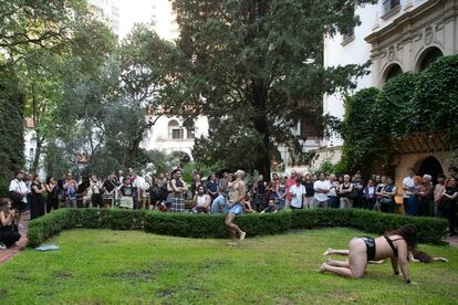 Un momento de la 'performance' erótica en el centenario palacio de Buenos Aires.