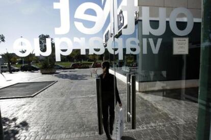 Una cliente sale con su compra de uno de los comercios <i>outlet</i> del Parque Industrial de Elche, ayer.