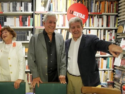 Alessandro Baricco, Inge Feltrinelli, Mario Vargas Llosa y Jorge Herrald en la librer&iacute;a La Central. 