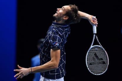 Medvedev sirve durante el partido contra Schwartzman, el viernes en el O2 de Londres.