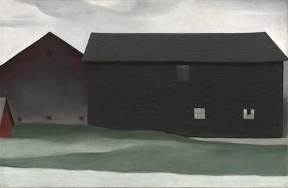 'The Barns, Lake George', óleo de 1926, procediente del Museo Georgia O'Keeffe, en Santa Fe (Nueva York).