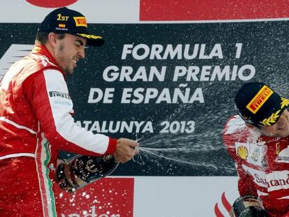 Alonso baña en champán a Massa en el podio.