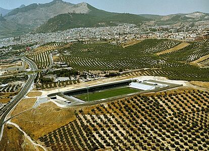 Vista del Nuevo Estadio La Victoria, de Jaén, entre colinas de olivos, obra del estudio Rubiño García Márquez.