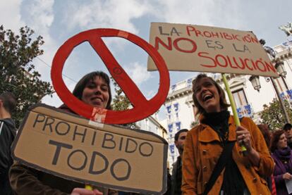 Manifestación en Granada contra la ordenanza municipal que prohibe, entre otras cosas, la venta callejera de claveles.