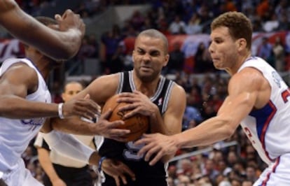 Parker penetra ante varios jugadores de los Clippers.