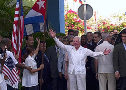 El ex presidente de EE UU Jimmy Carter (centro) recibe los aplausos de varios estudiantes de una escuela de medicina de La Habana durante su visita a la isla.