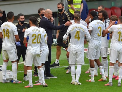 Zidane habla con sus jugadores en una pausa de hidratación del Athletic-Madrid.