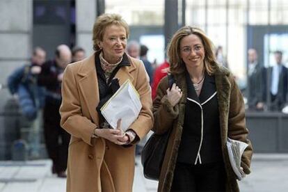 María Teresa Fernández de la Vega y Carme Chacón, en las cercanías del Congreso .