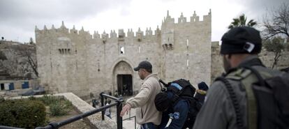 La policía israelí registra a un sospechoso en Jerusalén.