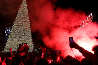 Aficionados marroquíes celebran la victoria de su seleccióm en la madrileña Plaza del Sol.