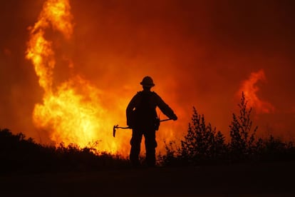 Un bombero en Lake Hughes, California.