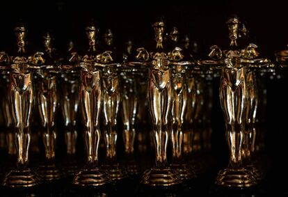 Estatuillas de imitaci&oacute;n de los premios Oscar. 