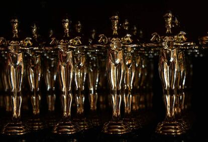 Estatuillas de imitación de los premios Oscar.