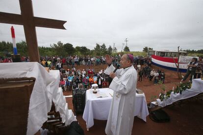 El obispo Mario Melanio Medina oficia la misa en homenaje a las v&iacute;ctimas de Curuguaty, a la que han asistisdo cientos de campesinos.