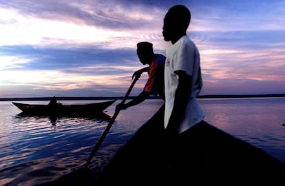 Pescadores de Bondo (Kenia) y participantes de una escuela de campo trabajan con redes especiales en el Lago Victoria, en un esfuerzo por preservar los menguantes bancos de peces. Las escuelas de campo no solo se dirigen a agricultores, sino tambien a ganaderos o pescadores de pequeña escala.