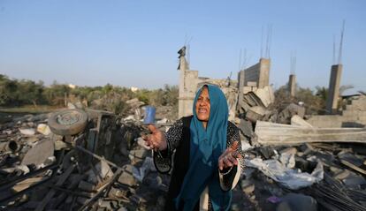 Una palestina, entre los restos de una casa de Gaza destruida el jueves en un bombardeo israelí.