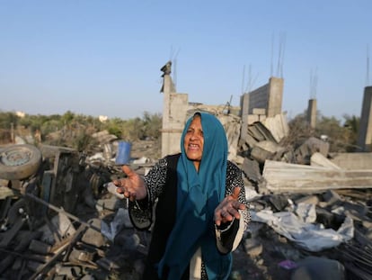 Una palestina, entre los restos de una casa de Gaza destruida el jueves en un bombardeo israelí.