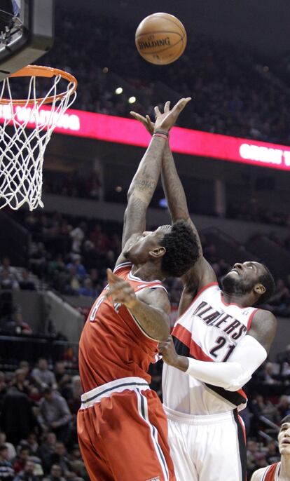 J.J. Hickson y Larry Sanders pugnan por un rebote.