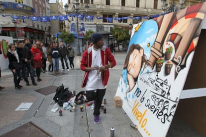 El grafitero Fran Tomé realiza el mural de apoyo a la candidatura de Córdoba 2016.