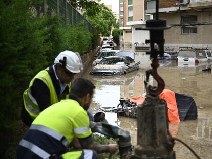 Efectos de las lluvias torrenciales en la calle Tierno Galván de Cartagena.