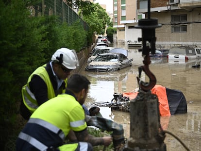 Efectos de las lluvias torrenciales en la calle Tierno Galván de Cartagena.