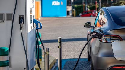 Carga de un vehículo eléctrico en Barcelona.