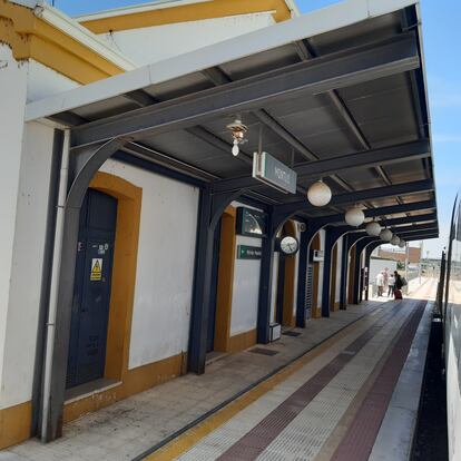 Estación de Montijo. Una de las paradas entre Badajoz y Mérida es la bella estación de Montijo, inaugurada en 1864. El regional puede alcanzar los 160 kilómetros/hora en algunos tramos.