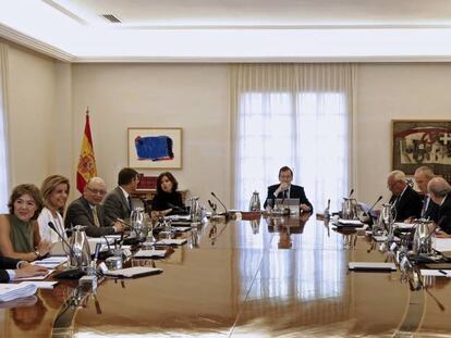 Rajoy preside el último Consejo de Ministros de Alfonso Alonso como titular de Sanidad, el pasado viernes.