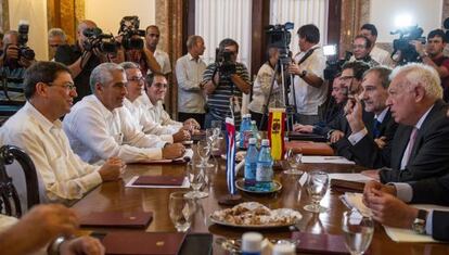 El ministro de Exteriores espa&ntilde;ol Margallo frente a su hom&oacute;logo cubano.