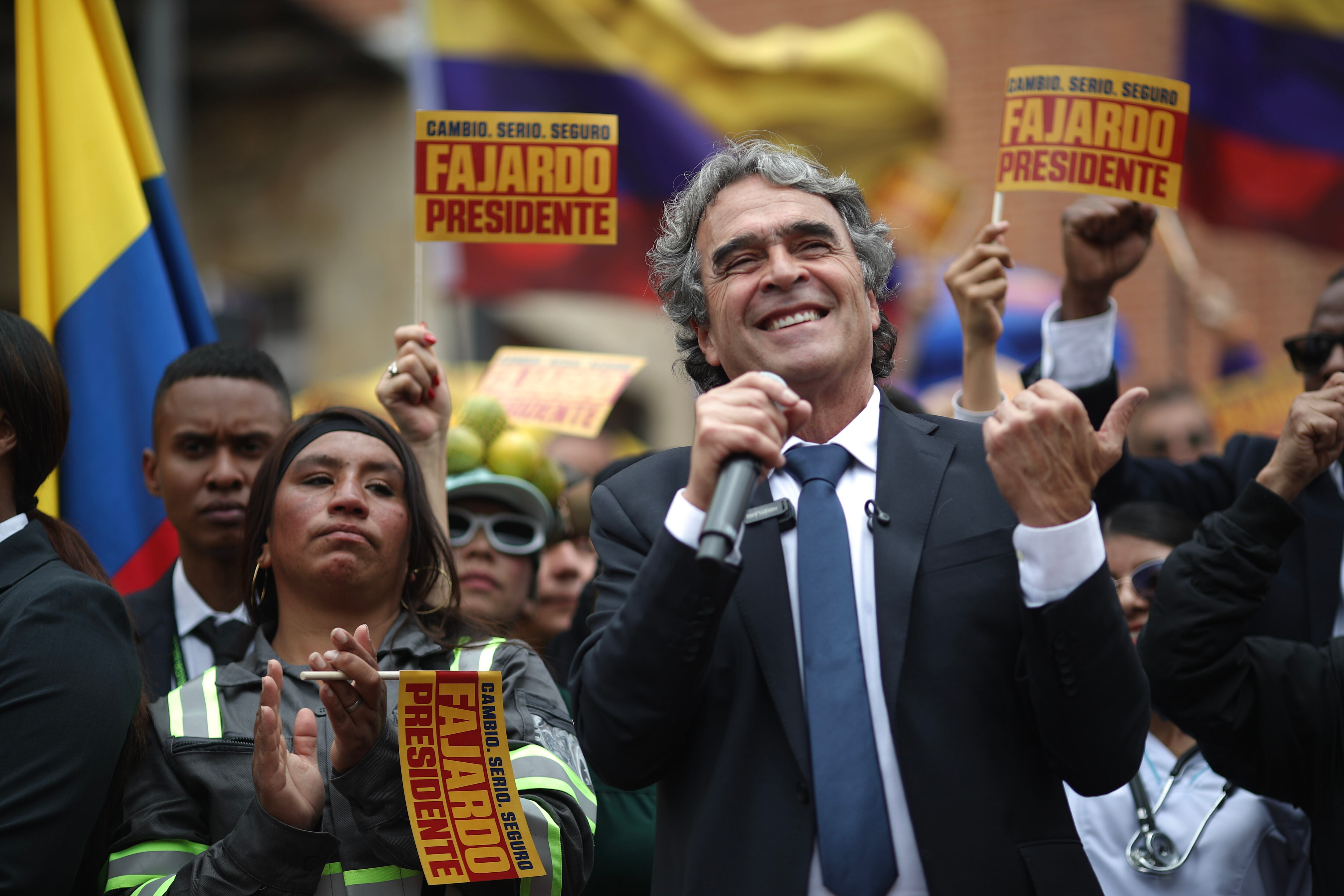 Sergio Fajardo hace su inscripción como candidato a la presidencia de Colombia, en Bogotá, el 13 de marzo.