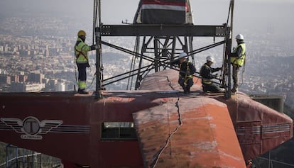 Quatre operaris despenjant l'avió