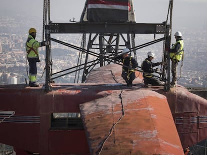 Quatre operaris despenjant l'avió