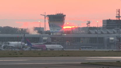Captura de vídeo del aeropuerto internacional de Varsovia, este miércoles.