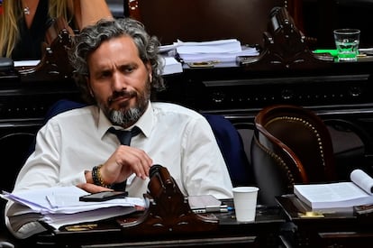 Santiago Cafiero, ex canciller y diputado de la Unión por la Patria, escucha el debate, el 31 de enero.