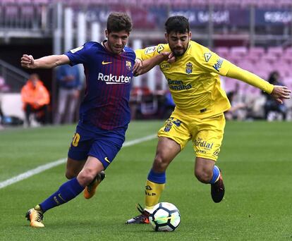 El centrocampista del Barcelona Sergi Roberto lucha por el balón con el jugador de Las Palmas,Tana.