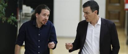 El líder de Unidos Podemos, Pablo Iglesias, a la izquierda, con el presidente del Gobierno, Pedro Sánchez.