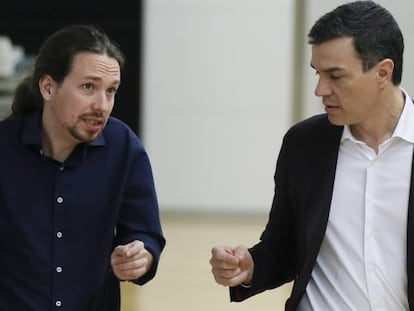 El líder de Unidos Podemos, Pablo Iglesias, a la izquierda, con el presidente del Gobierno, Pedro Sánchez.